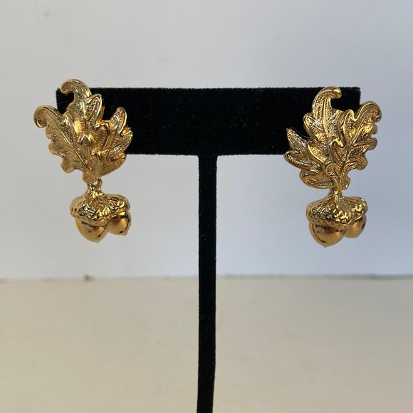 Z143 New Costume Jewelry- gold color earrings of leaves and acorns. - Picture 1 of 3